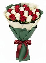 Букет Микс из красных и белых роз в Мишелёвке