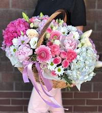 Композиция солнечный день в Мишелёвке Цветочная композиция из Розы, Хризантемы, Пионы и Лизиантусы в корзине в Мишелёвке