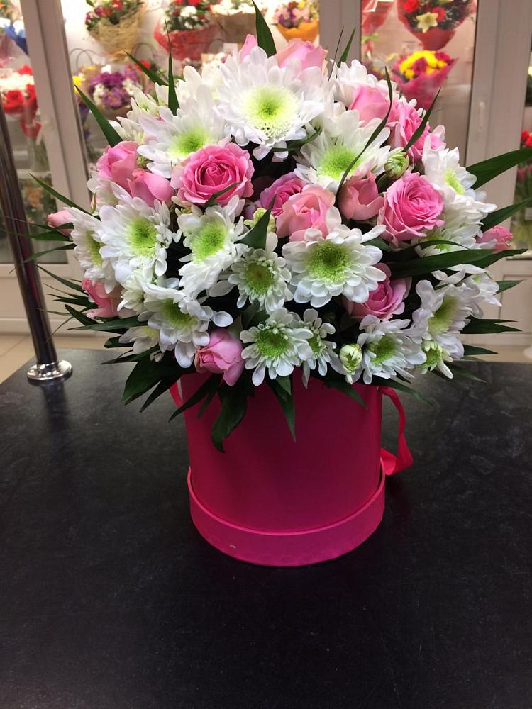 Цветочная композиция из Розы и Хризантемы в шляпной коробке в Мишелёвке